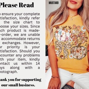 Puede incluir: Camiseta de color mostaza con un gr&aacute;fico de tem&aacute;tica oto&ntilde;al con calabazas, lazos y detalles florales. La camiseta incluye el texto "Please Read" y "Thank you for supporting our small business."