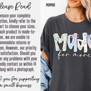 Op de afbeelding: Donkergrijs t-shirt met het woord "Made" in een bloemen- en streepontwerp, en de woorden "for more" in witte letters. Het shirt is een casual stijl.