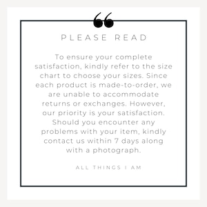Puede incluir: Un letrero cuadrado blanco con un borde negro y comillas en la parte superior. El texto dice: PLEASE READ. To ensure your complete satisfaction, kindly refer to the size chart to choose your sizes. ALL THINGS I AM aparece abajo.