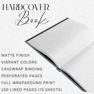 Pu&ograve; includere: Libro con copertina rigida aperto con pagine a righe. La copertina non &egrave; visibile. Il testo sull'immagine recita "HARDCOVER Book", "MATTE FINISH", "VIBRANT COLORS", "CASEWRAP BINDING", "PERFORATED PAGES", "FULL WRAPAROUND PRINT" e "150 LINED PAGES (75 SHEETS)".