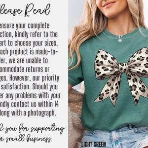 Puede incluir: Una camiseta verde claro con un lazo de estampado de leopardo blanco y marr&oacute;n. El texto "Please Read" y "Thank you for supporting our small business." est&aacute; impreso en el lado izquierdo de la imagen. El texto "LIGHT GREEN" est&aacute; impreso en la parte inferior de la imagen.