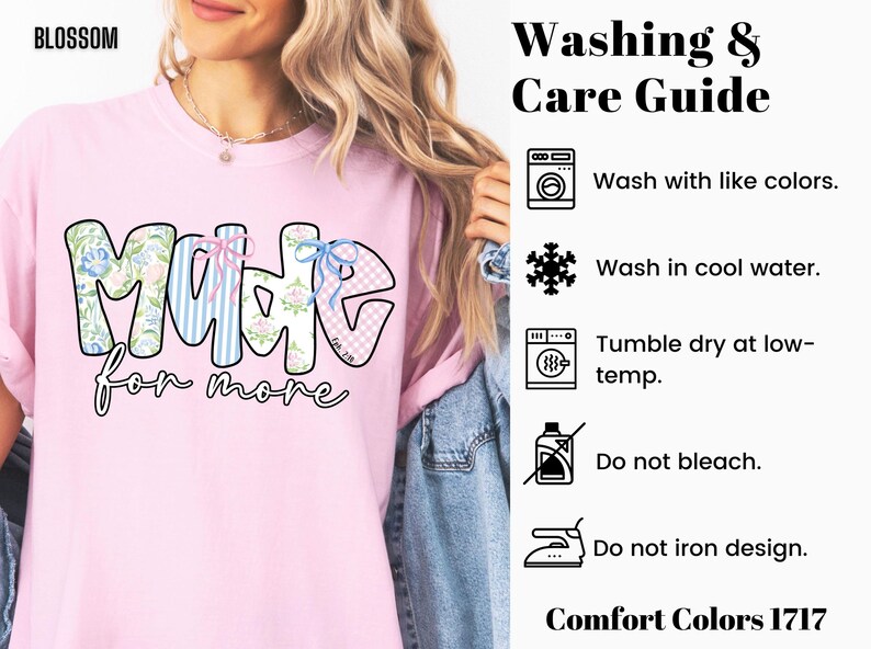 Op de afbeelding: Zachtroze T-shirt met het woord "MADE" in een bubbelletterontwerp, met bloemen-, gestreepte en geruite patronen. De zin "for more" staat eronder. Was- en verzorgingsinstructies staan rechts.