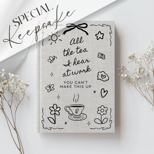 K&ouml;nnte beinhalten: Ein hellgraues Notizbuch mit dem Text "All the tea I hear at work, you can't make this up." Das Cover ist mit schwarzen Strichzeichnungen einer Sonne, Schmetterlingen, Sternen, Blumen und einer Teetasse verziert.