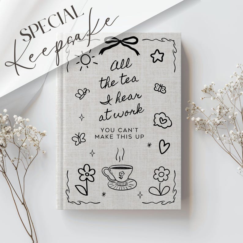 K&ouml;nnte beinhalten: Ein hellgraues Notizbuch mit dem Text "All the tea I hear at work, you can't make this up." Das Cover ist mit schwarzen Strichzeichnungen einer Sonne, Schmetterlingen, Sternen, Blumen und einer Teetasse verziert.