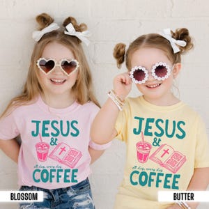 Op de afbeelding: Twee jonge meisjes dragen zonnebrillen en bijpassende t-shirts. De shirts zijn roze en geel, met de woorden "JESUS & COFFEE" erop gedrukt. De tekst gaat vergezeld van een afbeelding van een koffiekopje en een bijbel.