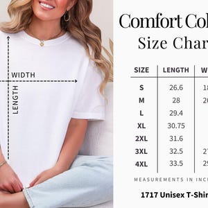 K&ouml;nnte beinhalten: Wei&szlig;es Comfort Colors T-Shirt mit Gr&ouml;&szlig;entabelle. Die Tabelle zeigt die Ma&szlig;e in Zoll f&uuml;r die Gr&ouml;&szlig;en S bis 4XL. Das Shirt ist als 1717 Unisex T-Shirt gekennzeichnet.
