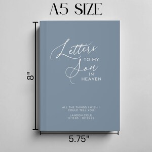 Pu&ograve; includere: Diario in formato A5 con copertina blu-grigio. La copertina presenta il testo "Letters to my Son in Heaven" in elegante scrittura bianca. Il diario misura 20 cm di altezza e 14,6 cm di larghezza. Testo aggiuntivo include una dedica e date.
