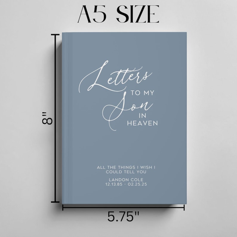 Pu&ograve; includere: Diario in formato A5 con copertina blu-grigio. La copertina presenta il testo "Letters to my Son in Heaven" in elegante scrittura bianca. Il diario misura 20 cm di altezza e 14,6 cm di larghezza. Testo aggiuntivo include una dedica e date.