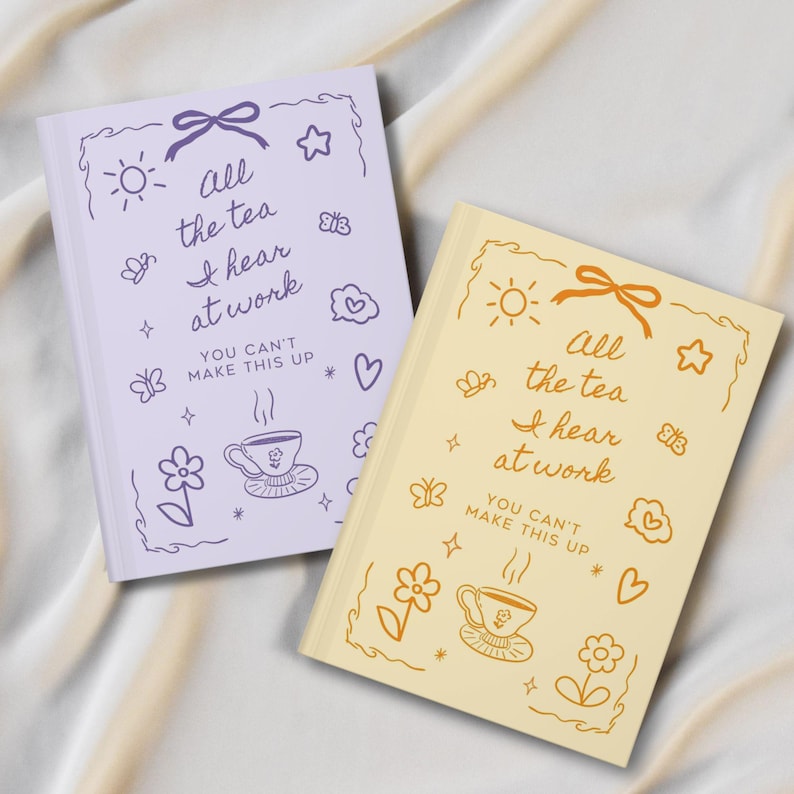 K&ouml;nnte beinhalten: Zwei Notizb&uuml;cher, eines in Lavendel und eines in Creme, mit dem Text "All the tea I hear at work, you can't make this up." Jedes Notizbuch hat einen dekorativen Rand mit einer Schleife, Sonne, Sternen, Schmetterlingen, Herzen und Blumen.
