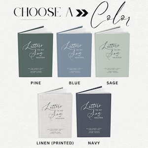 Pu&ograve; includere: Una selezione di diari commemorativi in vari colori: pino, blu, salvia, lino e blu navy. Ogni copertina del diario presenta il testo "Letters to my Son in Heaven" in elegante scrittura. La parte superiore dell'immagine recita "Scegli un colore".