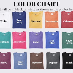 Puede incluir: Una carta de colores que muestra quince camisetas dobladas en varios tonos, incluyendo blanco, azul marino, mostaza, terracota, carmes&iacute;, espuma de mar, frambuesa, violeta, azul, verde claro, baya, azul jean, espresso, pimienta y negro con texto.