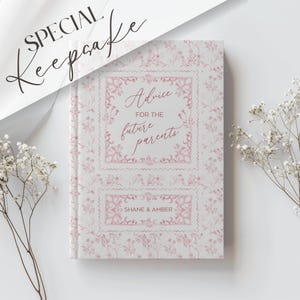 Op de afbeelding: Een wit boek met een roze bloemenpatroon en de tekst "Advice for the future parents" in een roze kader. Onderaan het boek staan de namen "Shane & Amber" in een roze kader.