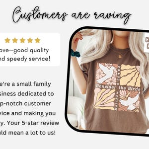 Op de afbeelding: Een bruin t-shirt met een grafisch ontwerp met twee witte vogels en de tekst "Consider the Birds" en "Matthew 6:26". Het shirt heeft ook een gele zon-afbeelding en de tekst "COMFORT COLORS" in een wit kader.