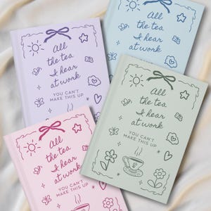K&ouml;nnte beinhalten: Vier Notizb&uuml;cher in Pastellfarben: Lavendel, Rosa, Mintgr&uuml;n und Hellblau. Jedes Notizbuch tr&auml;gt den Text "All the tea I hear at work, you can't make this up" mit Kritzeleien von Schmetterlingen, Sternen, Herzen und Schleifen.