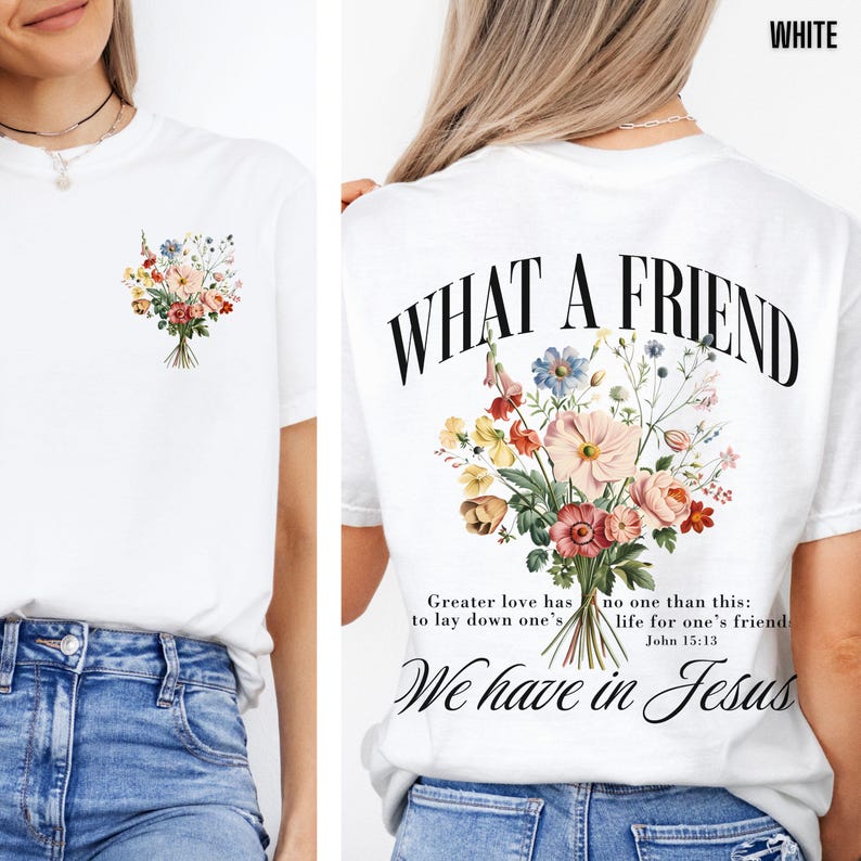 K&ouml;nnte beinhalten: Wei&szlig;es T-Shirt mit einem Blumengesteck-Design auf der Vorder- und R&uuml;ckseite. Auf der R&uuml;ckseite des Shirts steht der Text "WHAT A FRIEND" &uuml;ber einem Blumenarrangement und die Worte "We have in Jesus".