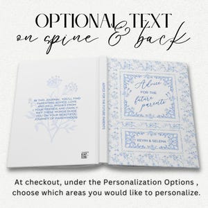 Op de afbeelding: Een blauw en wit dagboek met een bloemenpatroon en de tekst "Advice for the future parents" op de omslag. De rug van het dagboek heeft de tekst "Advice for the future parents" en de tekst "In this journal you'll find parenting advice, love and well wishes from your friends and family. May these words guide you on your beautiful journey of parenthood."