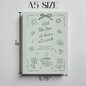 K&ouml;nnte beinhalten: A5-Notizbuch mit hellgr&uuml;nem Einband. Der Einband zeigt den Text "all the tea I hear at work" mit Kritzeleien von Schmetterlingen, Blumen und einer Teetasse. Das Notizbuch ist 20 cm hoch und 14,6 cm breit.