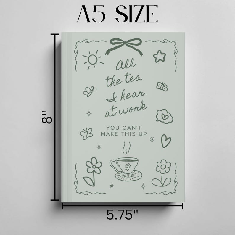 K&ouml;nnte beinhalten: A5-Notizbuch mit hellgr&uuml;nem Einband. Der Einband zeigt den Text "all the tea I hear at work" mit Kritzeleien von Schmetterlingen, Blumen und einer Teetasse. Das Notizbuch ist 20 cm hoch und 14,6 cm breit.
