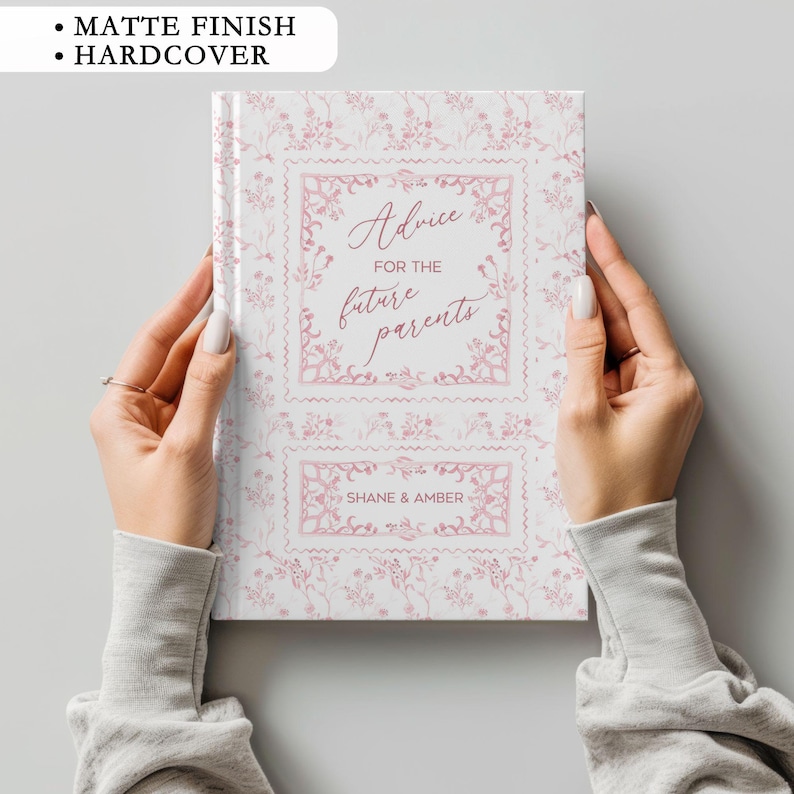 Op de afbeelding: Een wit hardcover dagboek met een roze bloemenpatroon en de tekst "Advice for the future parents" en "Shane & Amber".