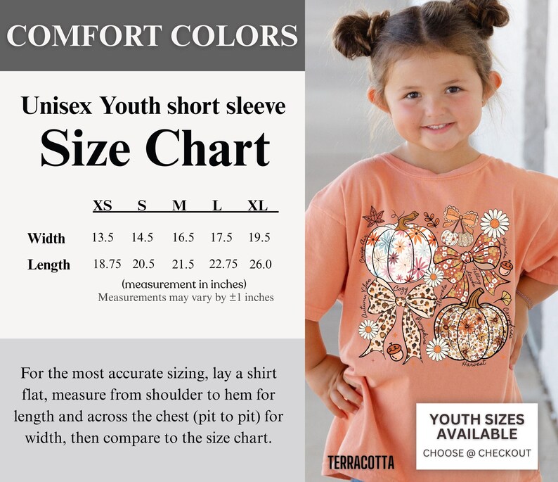 Puede incluir: Camiseta de manga corta para j&oacute;venes de color terracota con dise&ntilde;o de calabaza y lazo. La tabla de tallas muestra las medidas en cm: XS (ancho 34.3, largo 47.6), S (ancho 36.8, largo 52.1), M (ancho 41.9, largo 54.6), L (ancho 44.5, largo 57.8), XL (ancho 49.5, largo 66.0).