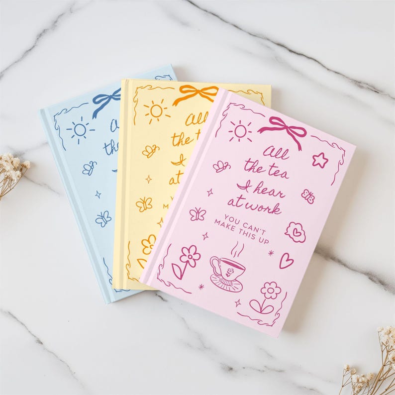 K&ouml;nnte beinhalten: Drei Notizb&uuml;cher in Pastellfarben: Blau, Gelb und Rosa. Jedes Notizbuch hat einen dekorativen Rand mit einer Schleife, Sonne, Schmetterlingen und Text. Auf dem rosa Notizbuch steht: "All the tea I hear at work. You can't make this up."