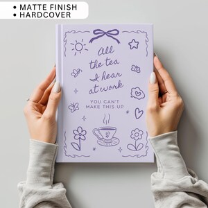 K&ouml;nnte beinhalten: Ein lila Hardcover-Notizbuch mit matter Oberfl&auml;che und dem Text "all the tea I hear at work, you can't make this up." Das Cover zeigt eine Schleife, Sonne, Sterne, Schmetterlinge, Blumen und eine Tasse Tee.