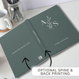 Może przedstawiać: Zielony dziennik z tekstem "Inspiration Begins Here." na okładce i "Amber's Journal" na grzbiecie. Tylna okładka zawiera inicjały "A S" z wzorem liści i imię "Amber Stevens".