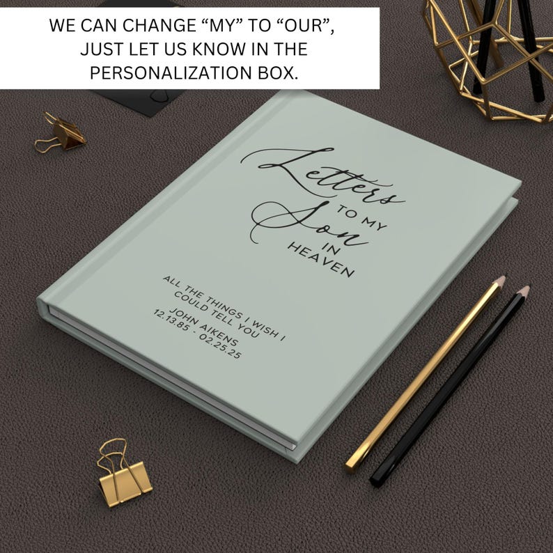 Pu&ograve; includere: Un diario verde chiaro con le parole "Letters to my Son in Heaven" in elegante scrittura. Il diario include anche il testo "All the things I wish I could tell you" e un nome e delle date. Matite dorate e nere sono accanto al diario.