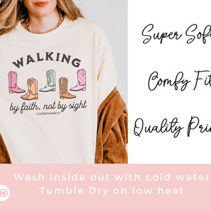 Puede incluir: Camiseta de color marfil con un gr&aacute;fico de botas de vaquero y el texto "WALKING by faith, not by sight 2 CORINTHIANS 5:7". La camiseta es s&uacute;per suave, tiene un ajuste c&oacute;modo y una impresi&oacute;n de calidad. Las instrucciones de cuidado son lavar del rev&eacute;s con agua fr&iacute;a y secar en secadora a baja temperatura.
