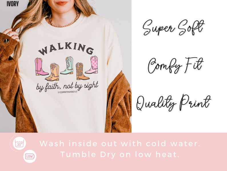 Puede incluir: Camiseta de color marfil con un gr&aacute;fico de botas de vaquero y el texto "WALKING by faith, not by sight 2 CORINTHIANS 5:7". La camiseta es s&uacute;per suave, tiene un ajuste c&oacute;modo y una impresi&oacute;n de calidad. Las instrucciones de cuidado son lavar del rev&eacute;s con agua fr&iacute;a y secar en secadora a baja temperatura.