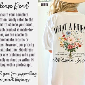 K&ouml;nnte beinhalten: Wei&szlig;es T-Shirt mit einem Blumenstrau&szlig;-Design und dem Text "WHAT A FRIEND" auf dem R&uuml;cken. Das Shirt hat auch den Text "We have in Jesus" und einen Bibelvers. Auf der Vorderseite des Shirts steht "Please Read".