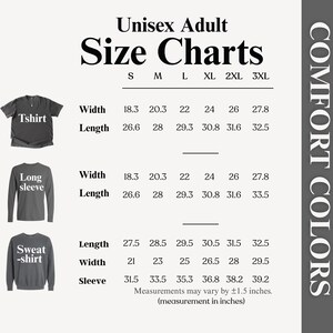 Puede incluir: Una tabla de tallas para ropa unisex de adulto Comfort Colors con ilustraciones de una camiseta, una camisa de manga larga y una sudadera. La tabla enumera las medidas de ancho, largo y manga en pulgadas para las tallas S a 3XL, con una variaci&oacute;n de 1.5 pulgadas.