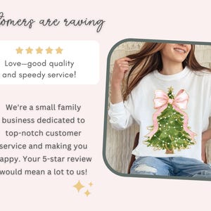 K&ouml;nnte beinhalten: Wei&szlig;es Langarm-Sweatshirt mit einem Aquarell-Weihnachtsbaum-Design, einer rosa Schleife und Lichterketten. Der Text "Customers are raving" und eine Kundenbewertung sind ebenfalls sichtbar.