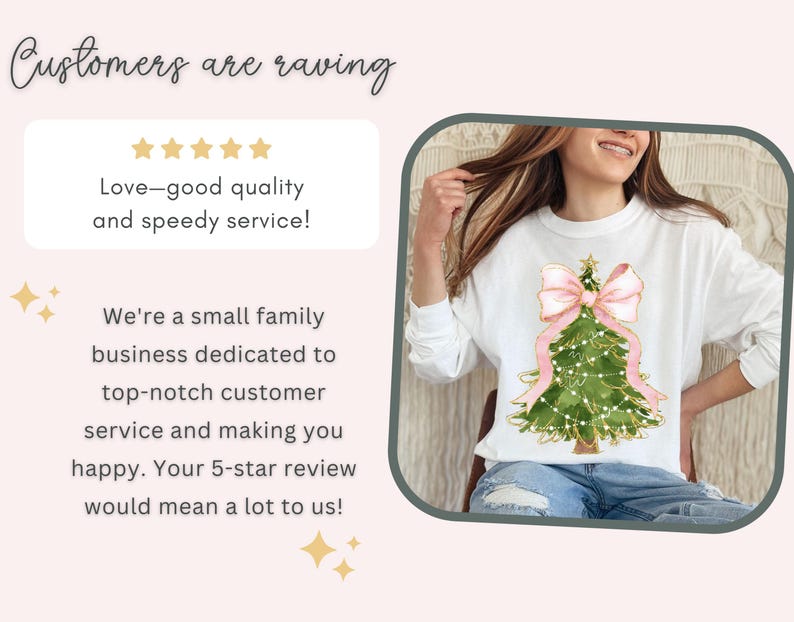 K&ouml;nnte beinhalten: Wei&szlig;es Langarm-Sweatshirt mit einem Aquarell-Weihnachtsbaum-Design, einer rosa Schleife und Lichterketten. Der Text "Customers are raving" und eine Kundenbewertung sind ebenfalls sichtbar.