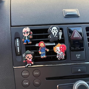 Może przedstawiać: Kolekcja zawieszek do wentylacji samochodowej z motywem postaci z horrorów. Zawieszki przedstawiają Jasona Voorheesa, Freddy'ego Kruegera, Chucky'ego, Pennywise'a i Ghostface'a. Każda zawieszka ma kolorowy, kreskówkowy design.