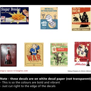 Op de afbeelding: Een verzameling van zeven rechthoekige stickers met diverse grafische ontwerpen in retrostijl, waaronder Sugar Bombs, Nuka Cola en NCR-wervingsafbeeldingen. De stickers zijn gedrukt op wit papier en vari&euml;ren in grootte van 23mm tot 30mm.