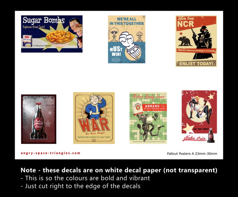Op de afbeelding: Een verzameling van zeven rechthoekige stickers met diverse grafische ontwerpen in retrostijl, waaronder Sugar Bombs, Nuka Cola en NCR-wervingsafbeeldingen. De stickers zijn gedrukt op wit papier en vari&euml;ren in grootte van 23mm tot 30mm.