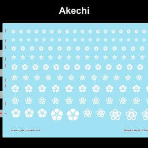Op de afbeelding: Een lichtblauw stickervel met het label Akechi, voorzien van rijen witte bloemvormige iconen in verschillende maten. Het vel bevat labels voor 2,5mm, 3mm, 4mm, 5mm, 6mm en 8mm, met de tekst Samurai - Akechi - 2,5mm-8mm onderaan.