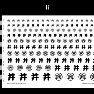 Op de afbeelding: Een wit vel met zwarte stickers met rijen cirkelvormige bloemenemblemen en hashtag-symbolen. Het vel bevat maataanduidingen van 2,5mm tot 8mm, met de tekst "Samurai - Ii - 2.5mm-8mm" en "angry-space-triangles.com" op het vel gedrukt.