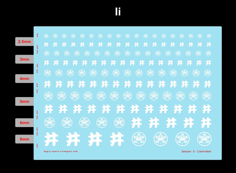 Op de afbeelding: Een lichtblauw vel met witte waterschuifstickers met rijen cirkelvormige bloemenemblemen en hekjesymbolen. Het vel bevat maataanduidingen van 2,5mm tot 8mm, met de tekst "Samurai - Ii - 2.5mm-8mm" en "angry-space-triangles.com" erop gedrukt.
