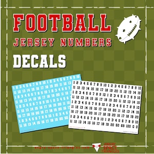 Peut inclure: Décalcomanies de numéros de maillot de football en rouge et blanc sur fond vert. Comprend deux feuilles de chiffres blancs sur fond bleu et de chiffres noirs sur fond blanc. Le texte "FOOTBALL JERSEY NUMBERS DECALS" est affiché.