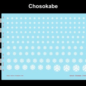 Op de afbeelding: Een lichtblauw stickervel met witte Chosokabe-clanemblemen in verschillende formaten. Het vel bevat rijen ronde iconen vari&euml;rend van 2,5 mm tot 8 mm in diameter, met labels die de specifieke maat voor elke rij met emblemen aangeven.