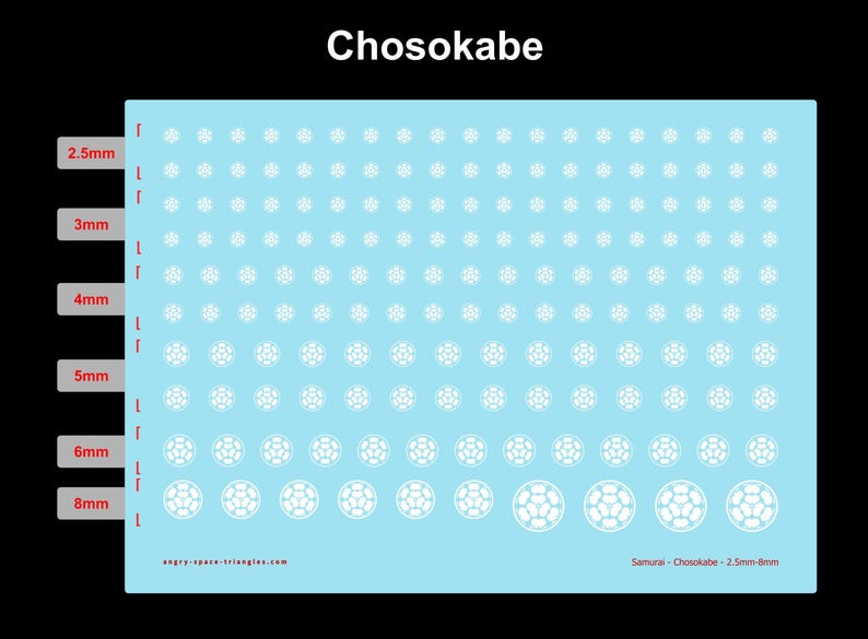 Op de afbeelding: Een lichtblauw stickervel met witte Chosokabe-clanemblemen in verschillende formaten. Het vel bevat rijen ronde iconen vari&euml;rend van 2,5 mm tot 8 mm in diameter, met labels die de specifieke maat voor elke rij met emblemen aangeven.