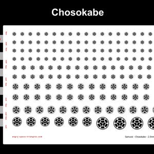 Op de afbeelding: Een wit stickervel getiteld Chosokabe met rijen zwarte cirkelvormige samoerai-emblemen. Het vel bevat verschillende maten gelabeld met 2,5mm, 3mm, 4mm, 5mm, 6mm en 8mm. De tekst onderaan luidt angry-space-triangles.com en Samurai - Chosokabe - 2.5mm-8mm.