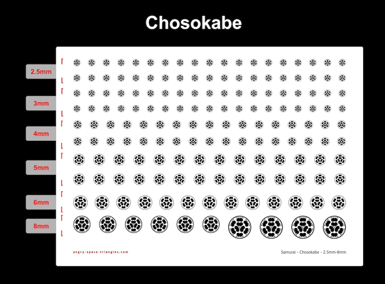 Op de afbeelding: Een wit stickervel getiteld Chosokabe met rijen zwarte cirkelvormige samoerai-emblemen. Het vel bevat verschillende maten gelabeld met 2,5mm, 3mm, 4mm, 5mm, 6mm en 8mm. De tekst onderaan luidt angry-space-triangles.com en Samurai - Chosokabe - 2.5mm-8mm.