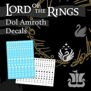 以下が含まれることがあります： 「LORD OF THE RINGS」と「Dol Amroth Decals」の文字が入った黒い背景。2枚のデカールシートが表示されており、1枚は水色、もう1枚は白で、それぞれ小さな白鳥と王冠のデザインで覆われています。追加の白鳥と船のグラフィックも表示されています。