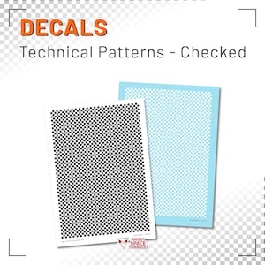 Op de afbeelding: Twee rechthoekige stickervellen met technische ruitpatronen. Het ene vel toont een zwart-wit dambordpatroon, terwijl het andere een lichtblauw en wit raster heeft. De tekst DECALS Technical Patterns - Checked is zichtbaar.