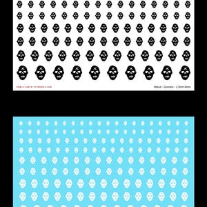 Op de afbeelding: Twee vellen met waterschuifstickers met rijen zwarte en witte schedelpictogrammen in verschillende maten van 2,5 mm tot 8 mm. Het bovenste vel heeft zwarte schedels op een witte achtergrond en het onderste vel heeft witte schedels op een lichtblauwe achtergrond.
