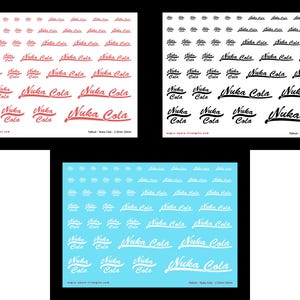 Op de afbeelding: Drie vellen met waterschuifstickers met het Nuka Cola-logo in verschillende formaten. E&eacute;n vel heeft rode tekst op een witte achtergrond, &eacute;&eacute;n zwarte tekst op een witte achtergrond en &eacute;&eacute;n witte tekst op een lichtblauwe achtergrond. Elk vel is 2,5mm-10mm.