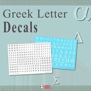 Op de afbeelding: Twee rechthoekige vellen met stickers van Griekse letters. Het ene vel bevat zwarte letters op een witte achtergrond, terwijl het andere vel witte letters op een lichtblauwe achtergrond toont. De tekst "Greek Letter Decals" staat bovenaan.